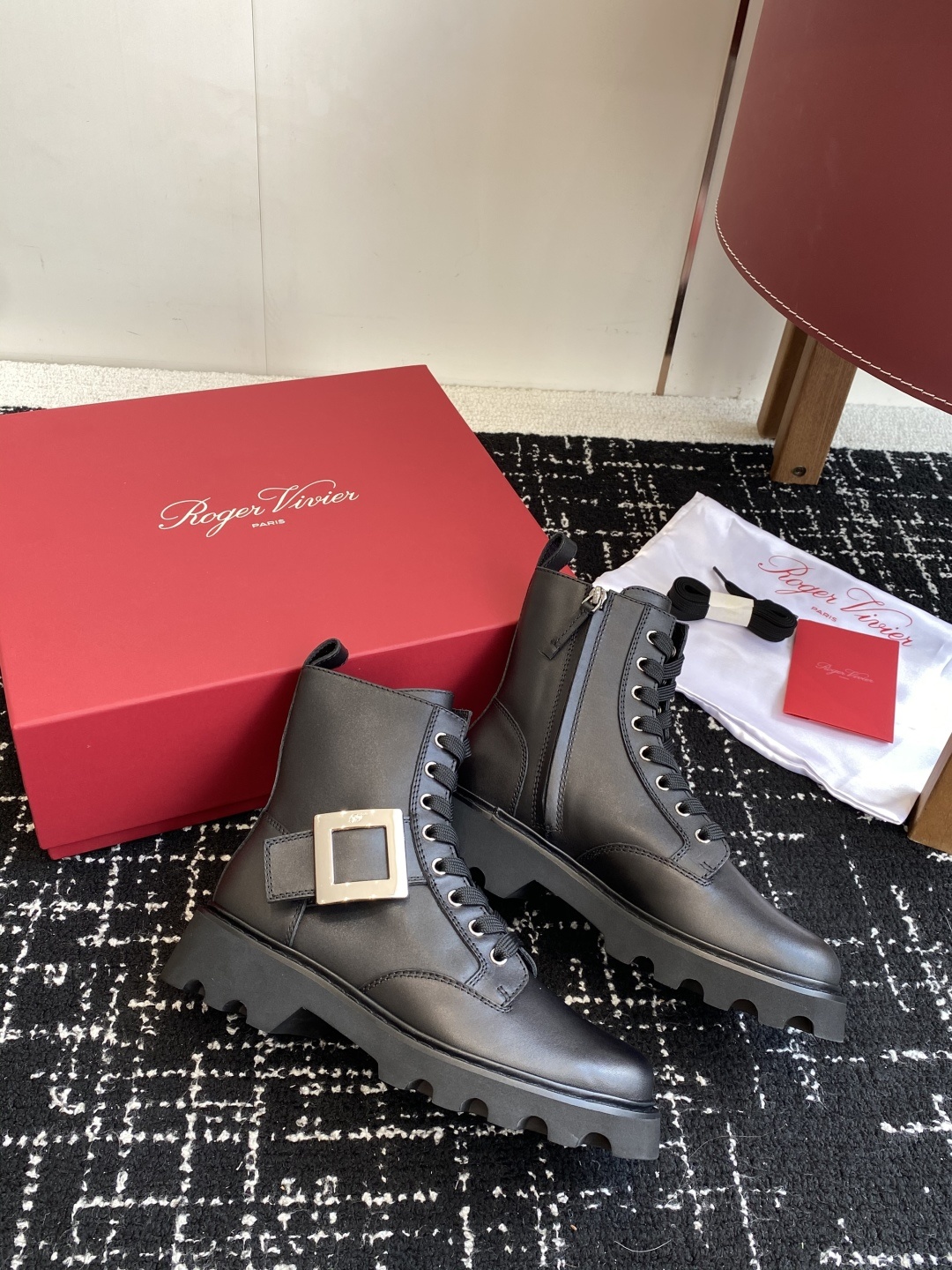 东莞代购级Roger Vivier 25ss 秋冬新款 铜扣牛皮 侧拉链 马丁靴 新款viv run系列