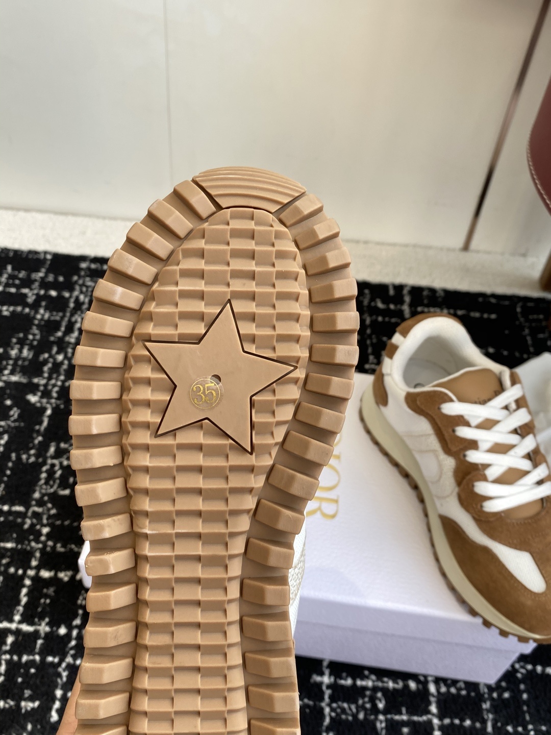 代购级Dior 迪奥最新走秀款 情侣款休闲阿甘鞋 运动鞋 超多明星网红种草 太古汇RMB8400购入开发