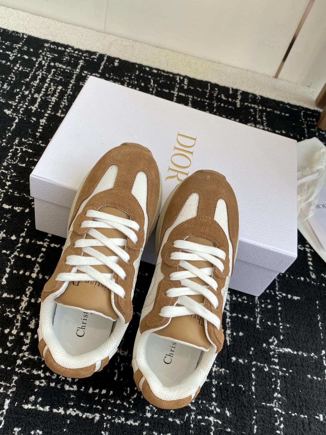 代购级Dior 迪奥最新走秀款 情侣款休闲阿甘鞋 运动鞋 超多明星网红种草 太古汇RMB8400购入开发