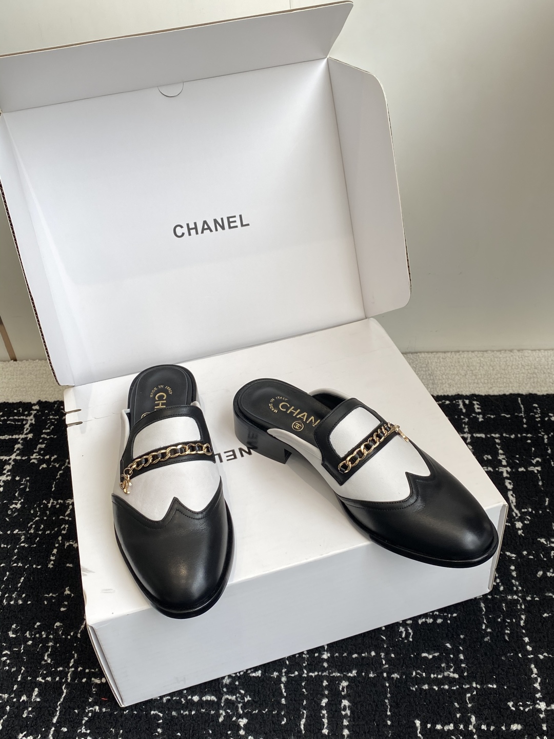 代购级Chanel 25ss 小香 新款 小香扣 半拖 乐福鞋 秋冬香家必备爆款女神系列，拥有香家特色优