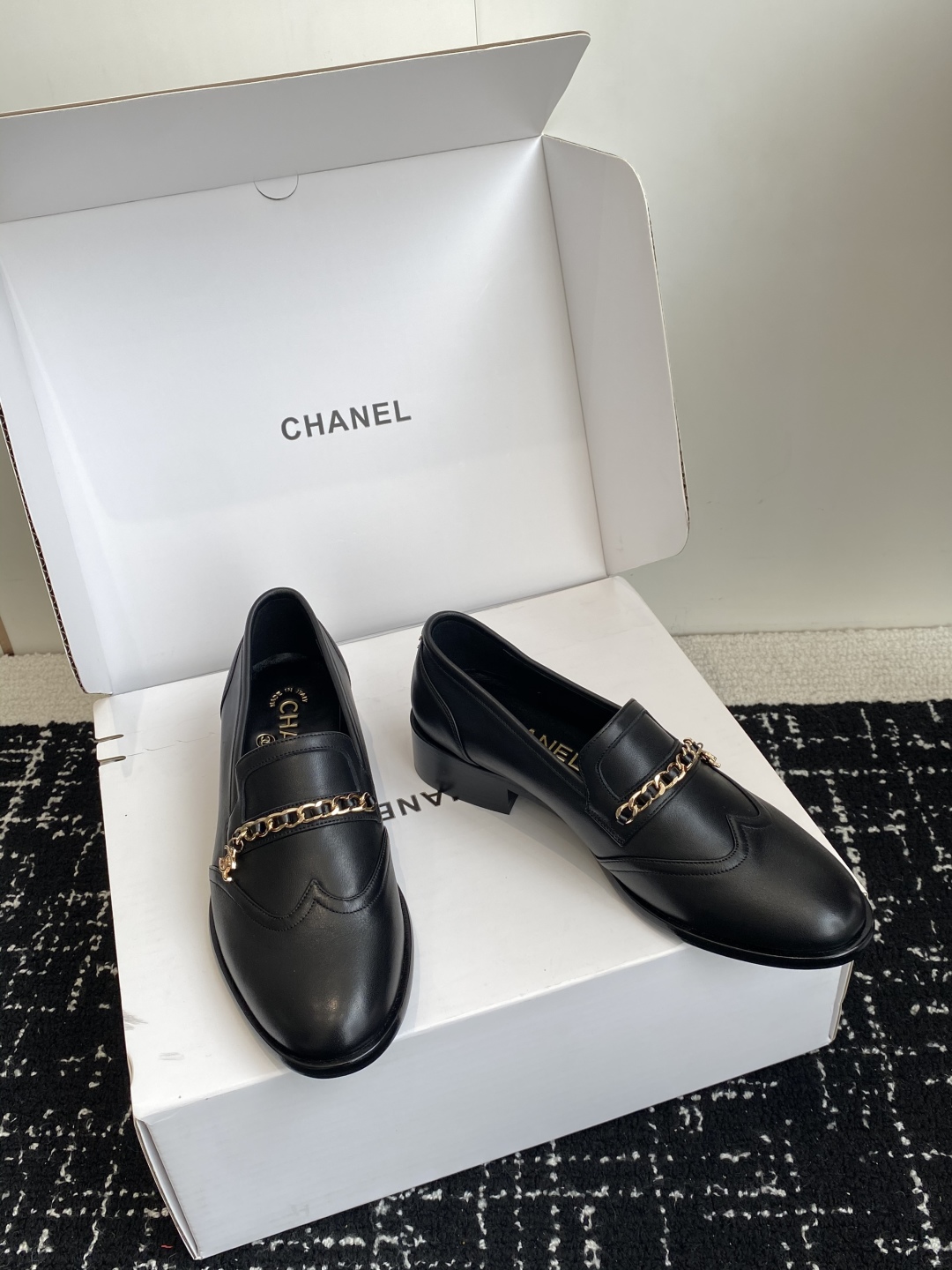 代购级Chanel 25ss 小香 新款 小香扣 半拖 乐福鞋 秋冬香家必备爆款女神系列，拥有香家特色优