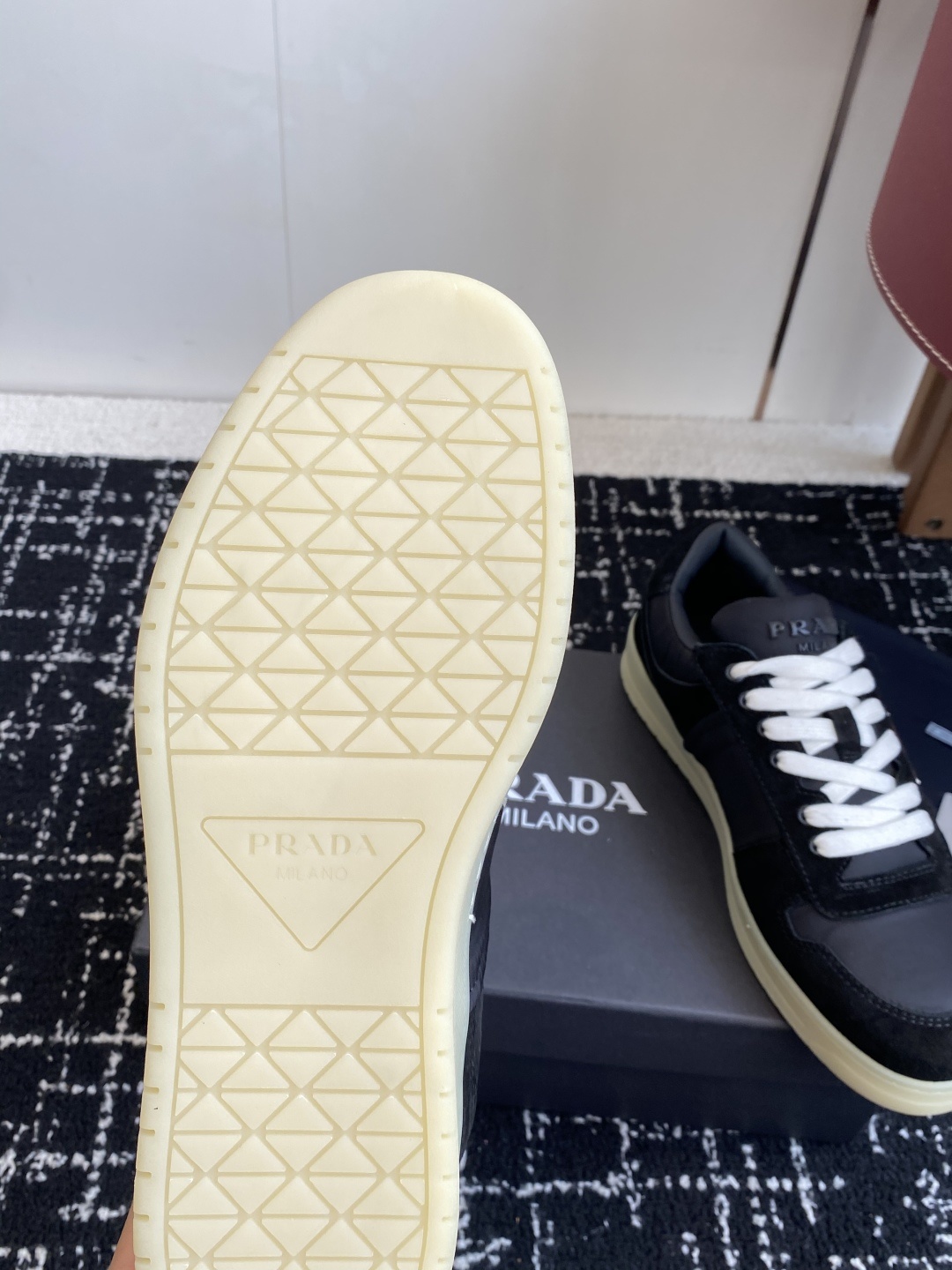 代购级Prada普拉达 小白鞋 休闲运动鞋 经典升级 这款运动鞋延续经久不衰的轮廓 。采用牛皮革精心制作