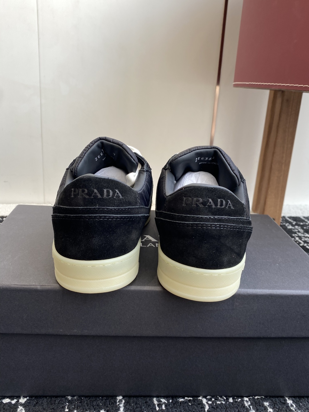 代购级Prada普拉达 小白鞋 休闲运动鞋 经典升级 这款运动鞋延续经久不衰的轮廓 。采用牛皮革精心制作