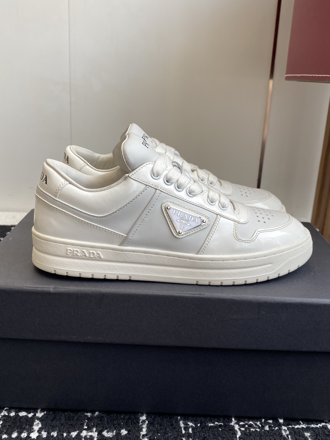 代购级Prada普拉达 情侣款 小白鞋 休闲运动鞋 经典升级 这款运动鞋延续经久不衰的轮廓 。采用牛皮革