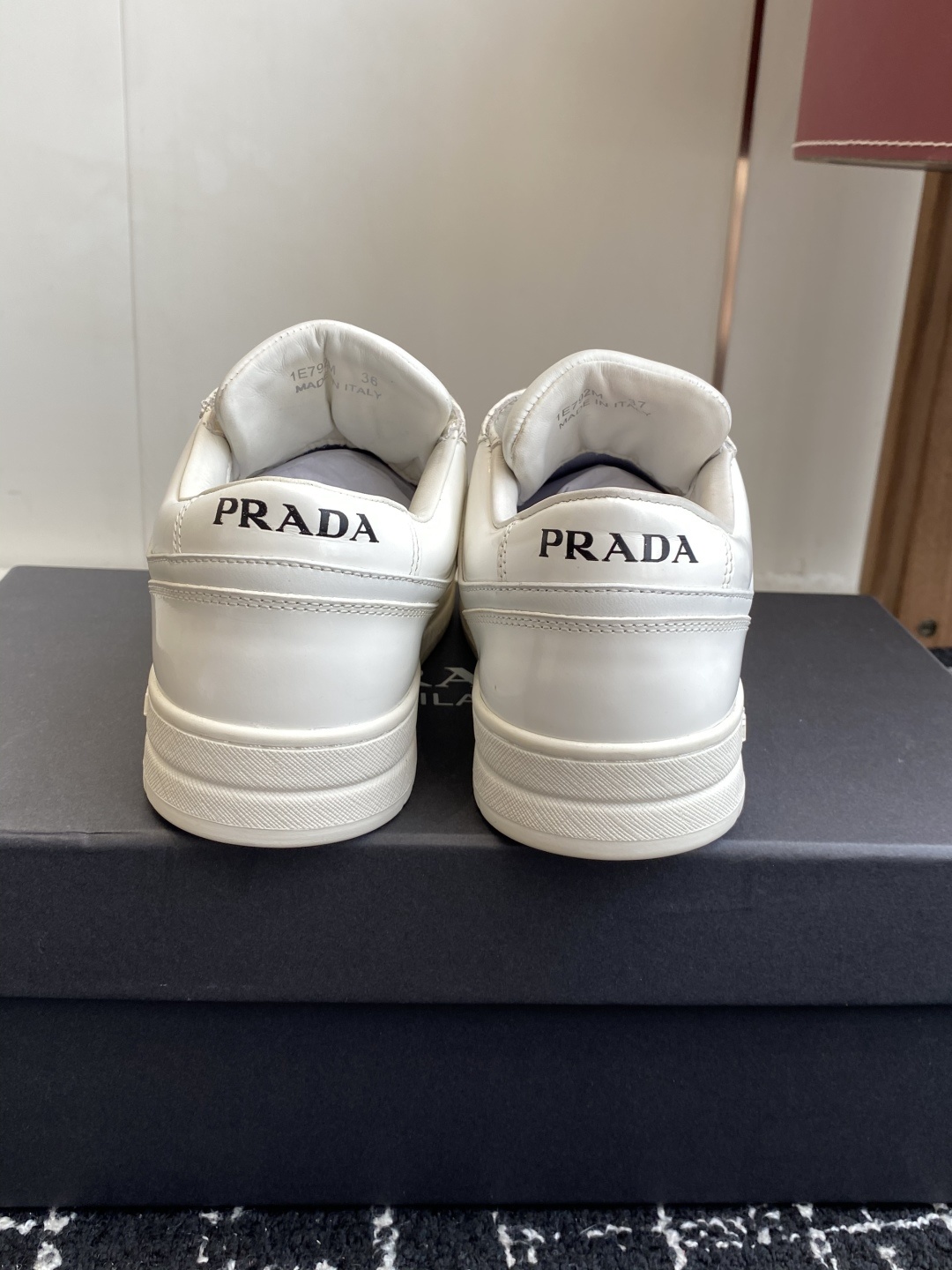 代购级Prada普拉达 情侣款 小白鞋 休闲运动鞋 经典升级 这款运动鞋延续经久不衰的轮廓 。采用牛皮革