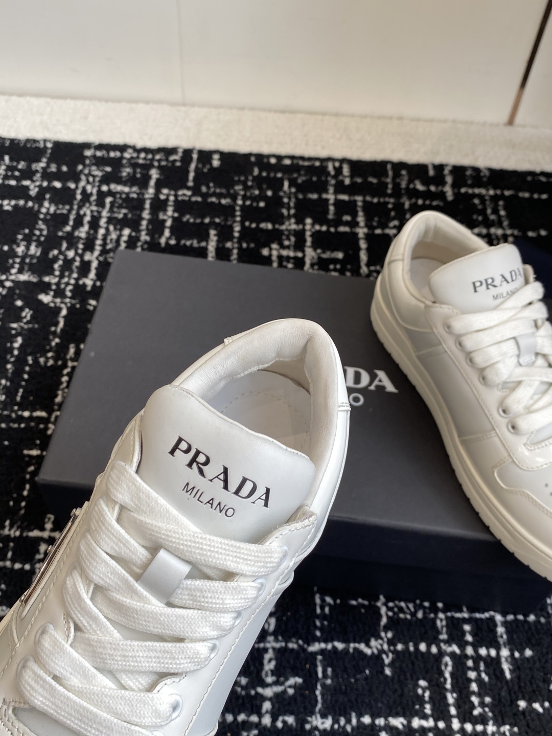 代购级Prada普拉达 情侣款 小白鞋 休闲运动鞋 经典升级 这款运动鞋延续经久不衰的轮廓 。采用牛皮革