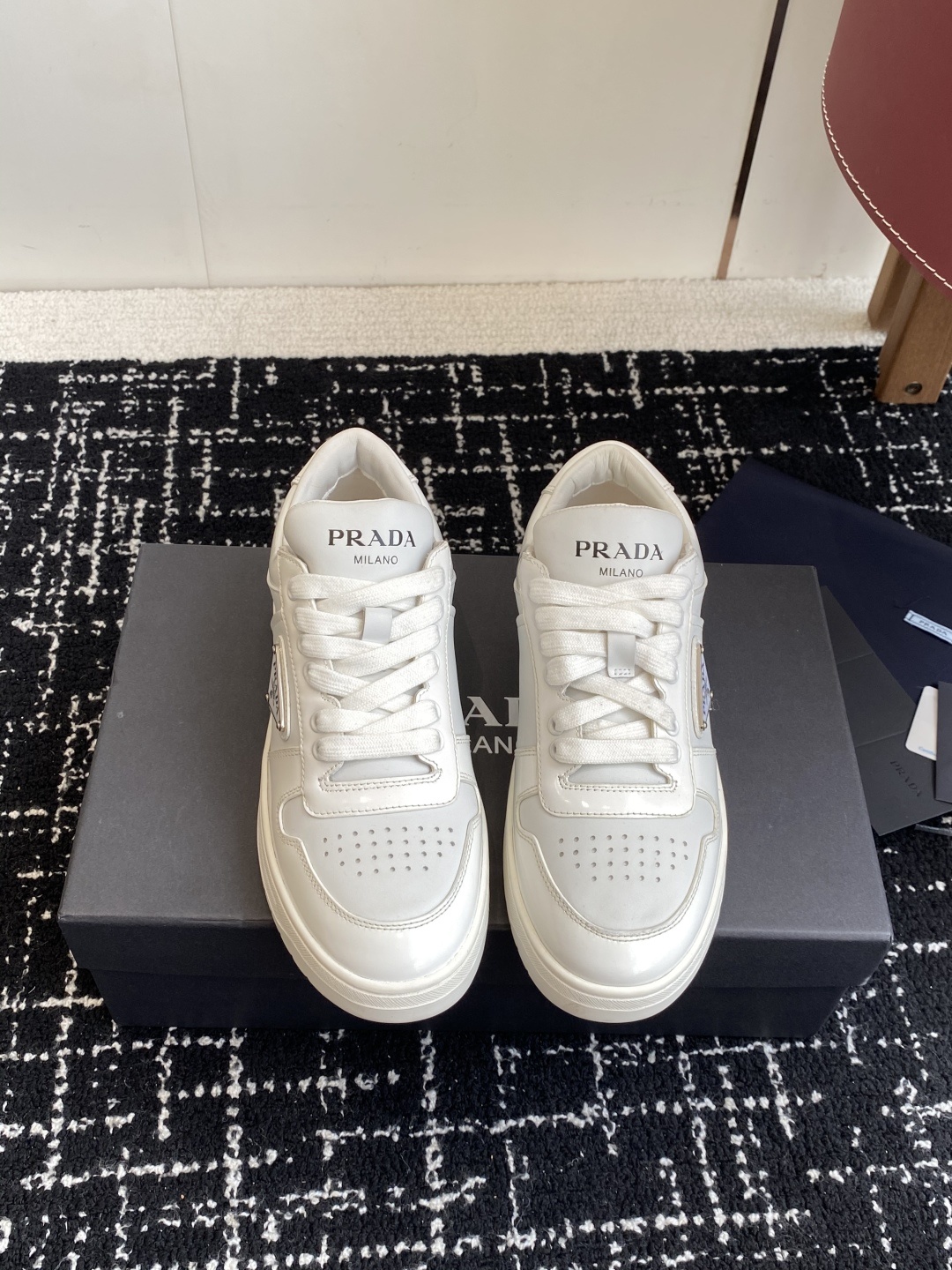 代购级Prada普拉达 情侣款 小白鞋 休闲运动鞋 经典升级 这款运动鞋延续经久不衰的轮廓 。采用牛皮革
