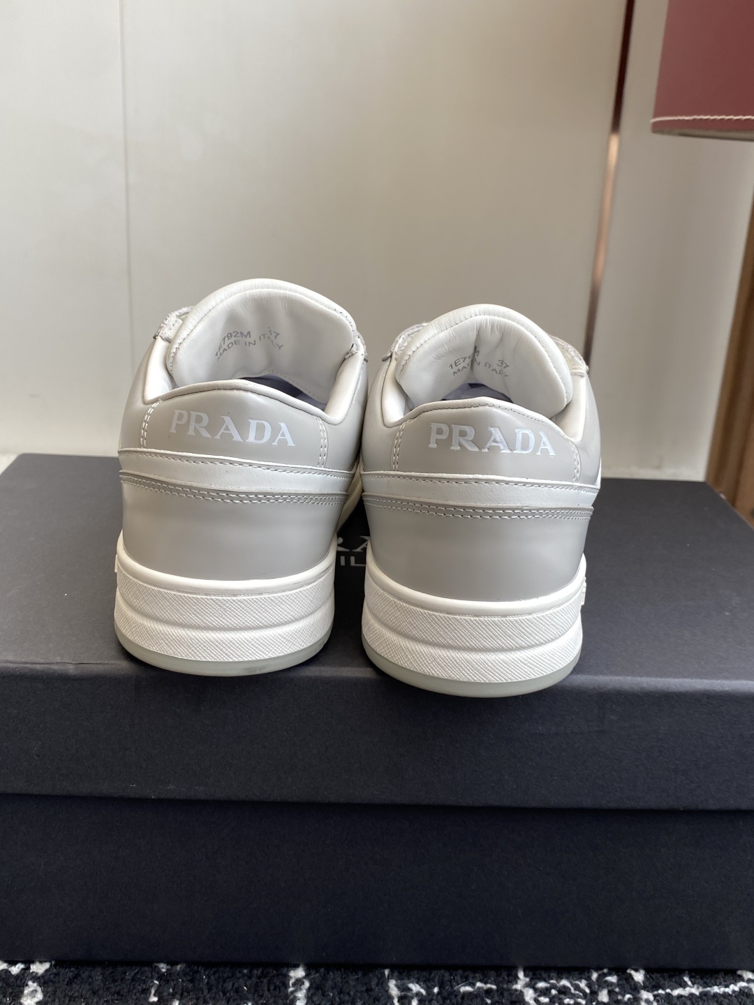 代购级Prada普拉达 情侣款 小白鞋 休闲运动鞋 经典升级 这款运动鞋延续经久不衰的轮廓 。采用牛皮革