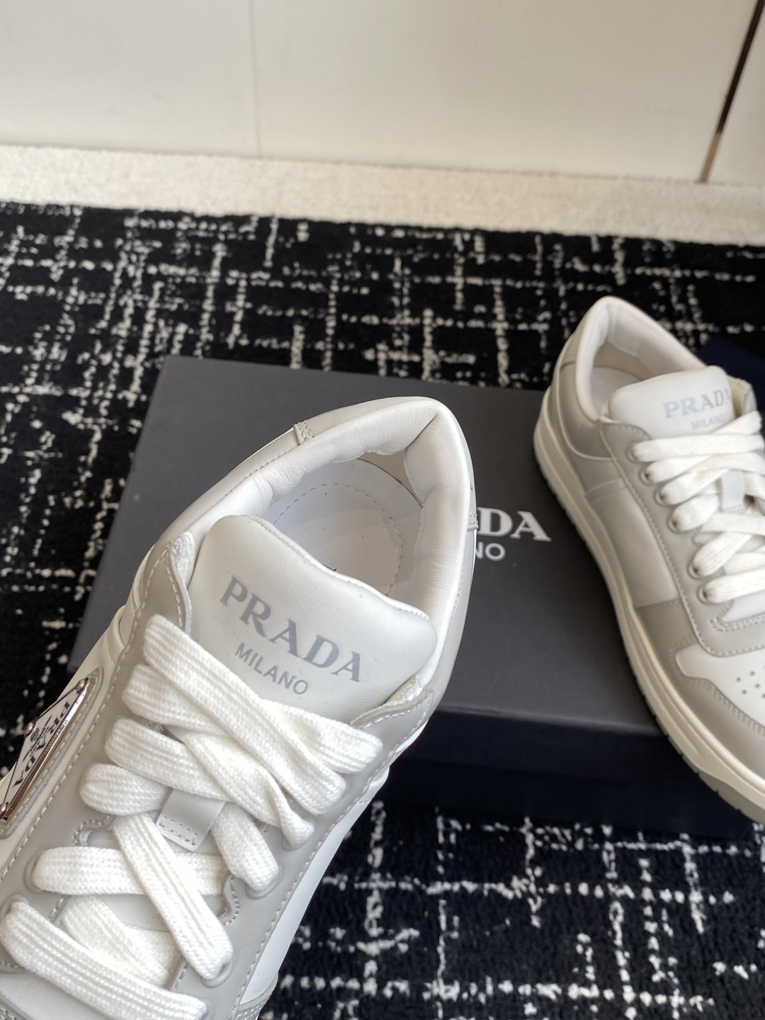 代购级Prada普拉达 情侣款 小白鞋 休闲运动鞋 经典升级 这款运动鞋延续经久不衰的轮廓 。采用牛皮革
