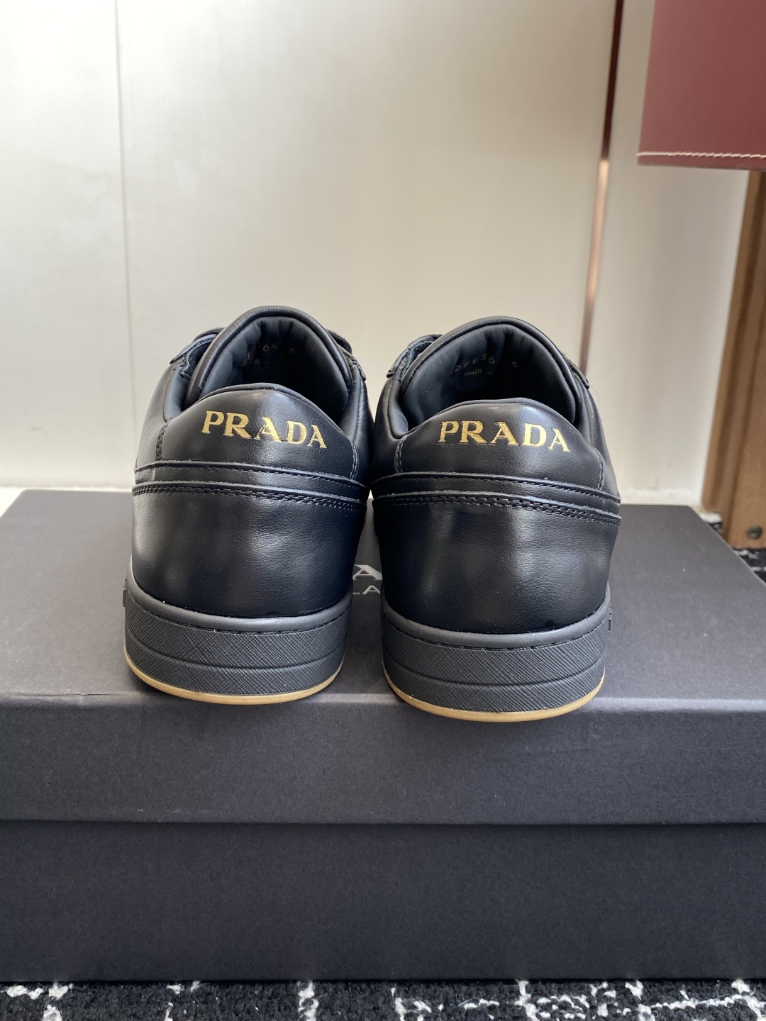 代购级Prada普拉达 情侣款 小白鞋 休闲运动鞋 经典升级 这款运动鞋延续经久不衰的轮廓 。采用牛皮革