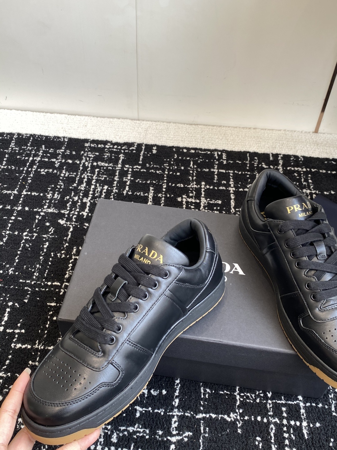 代购级Prada普拉达 情侣款 小白鞋 休闲运动鞋 经典升级 这款运动鞋延续经久不衰的轮廓 。采用牛皮革