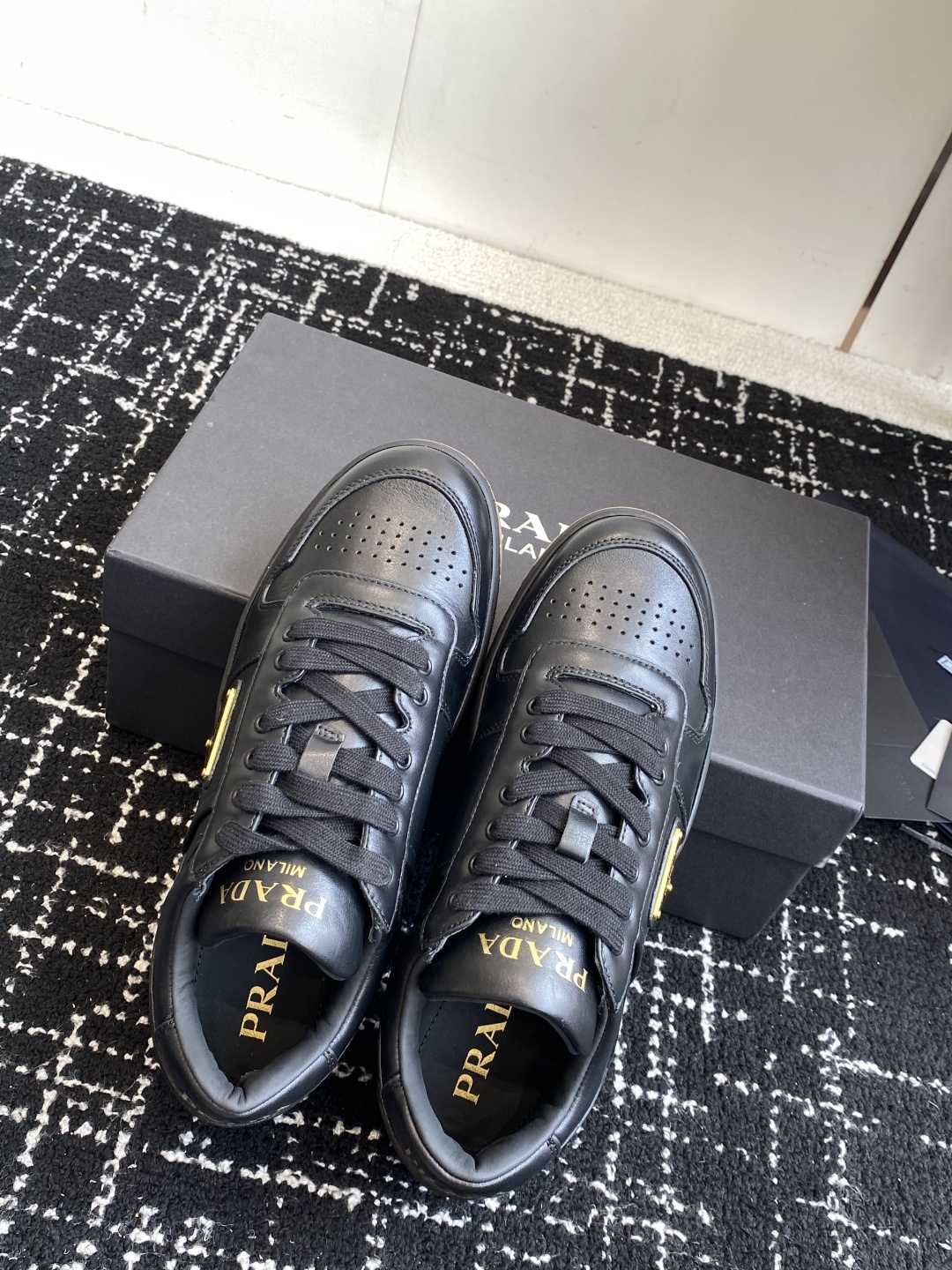 代购级Prada普拉达 情侣款 小白鞋 休闲运动鞋 经典升级 这款运动鞋延续经久不衰的轮廓 。采用牛皮革