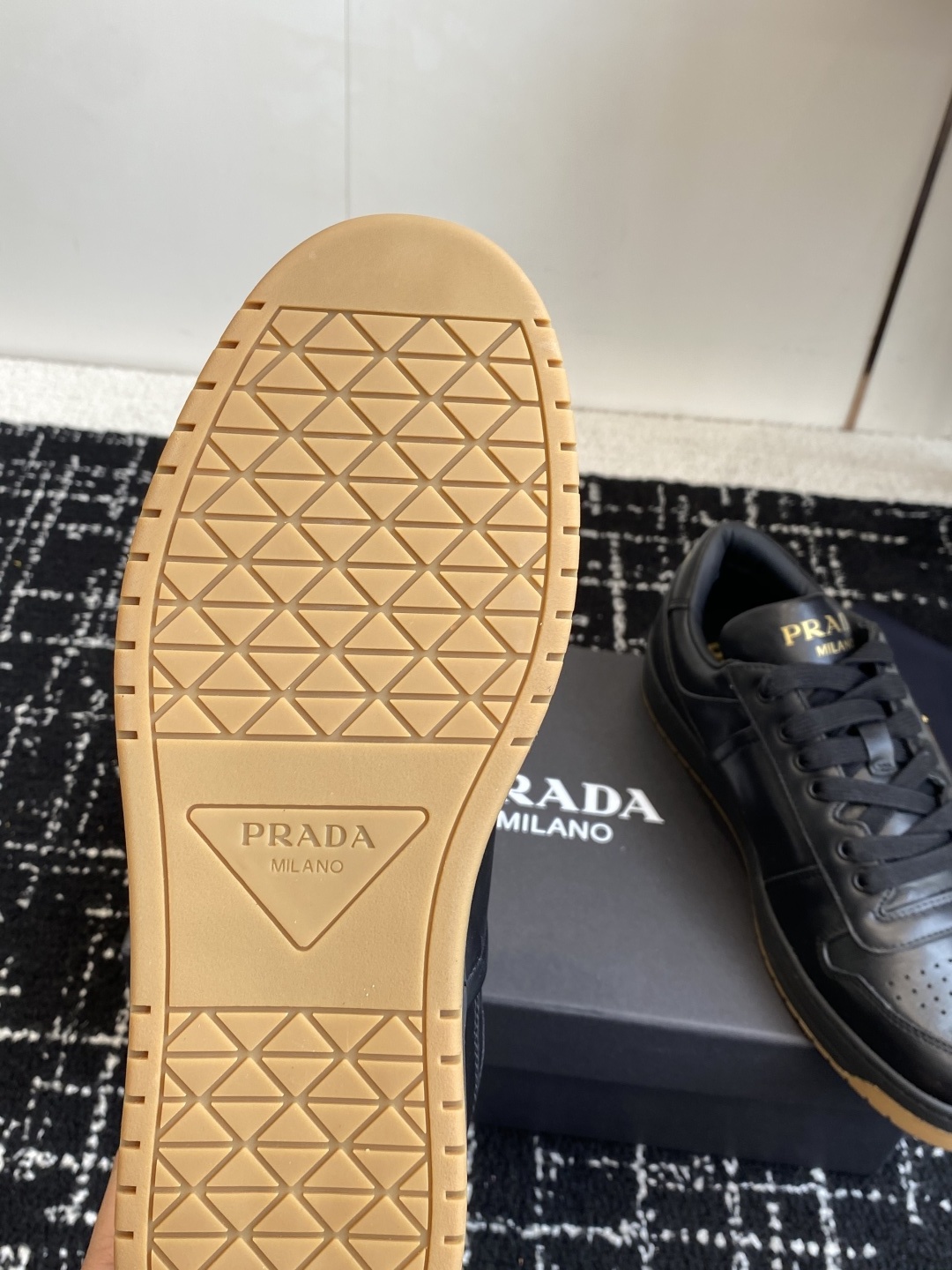 代购级Prada普拉达 情侣款 小白鞋 休闲运动鞋 经典升级 这款运动鞋延续经久不衰的轮廓 。采用牛皮革
