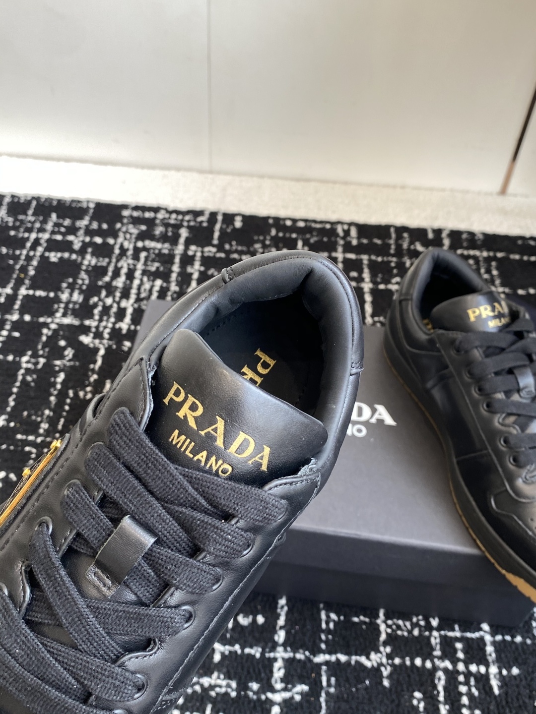 代购级Prada普拉达 情侣款 小白鞋 休闲运动鞋 经典升级 这款运动鞋延续经久不衰的轮廓 。采用牛皮革
