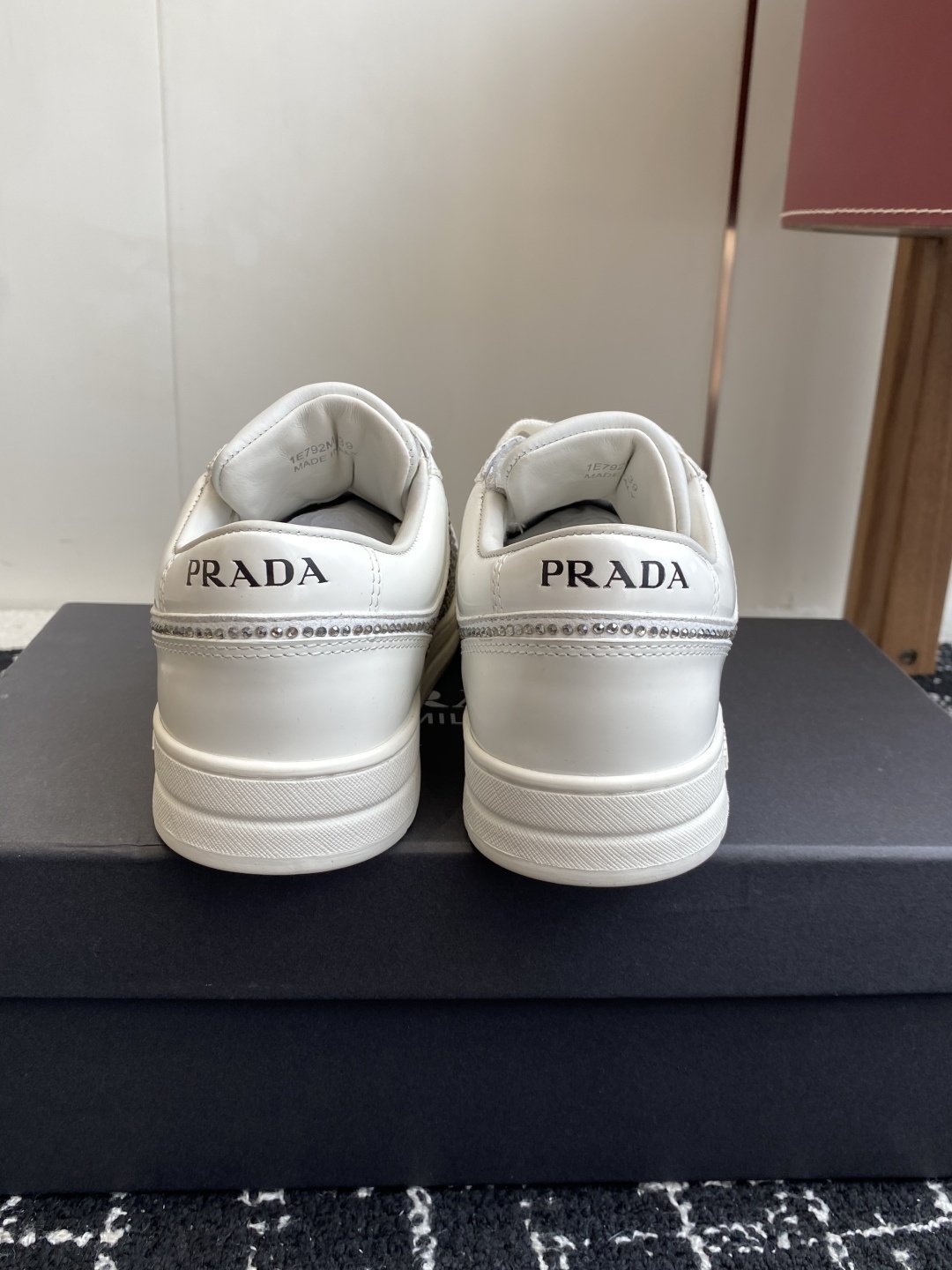 代购级Prada普拉达 情侣款 钻面 小白鞋 休闲运动鞋 经典升级 这款运动鞋延续经久不衰的轮廓 。采用