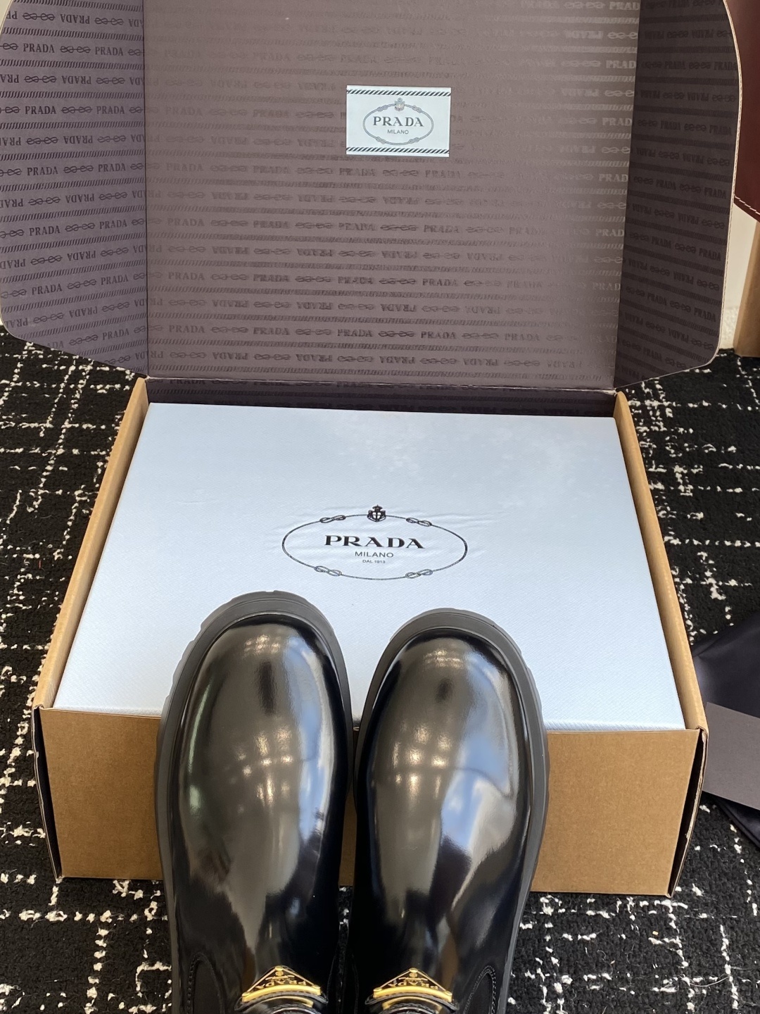 东莞代购级(⚠️官网同步✈️盒包装)PRADA 25ss 秋冬新款三角标短靴 顶级版本经典三角标装饰 鞋