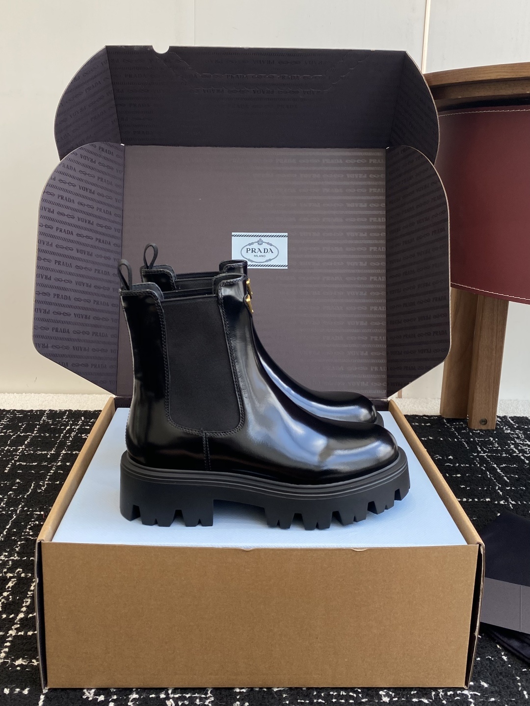 东莞代购级(⚠️官网同步✈️盒包装)PRADA 25ss 秋冬新款三角标短靴 顶级版本经典三角标装饰 鞋