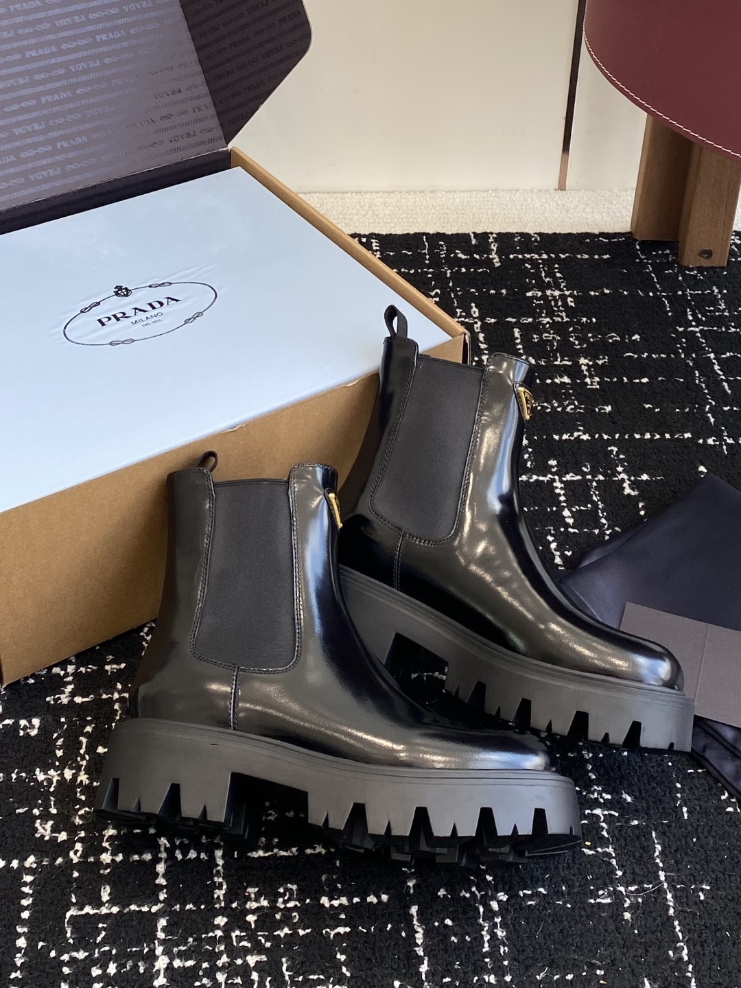 东莞代购级(⚠️官网同步✈️盒包装)PRADA 25ss 秋冬新款三角标短靴 顶级版本经典三角标装饰 鞋