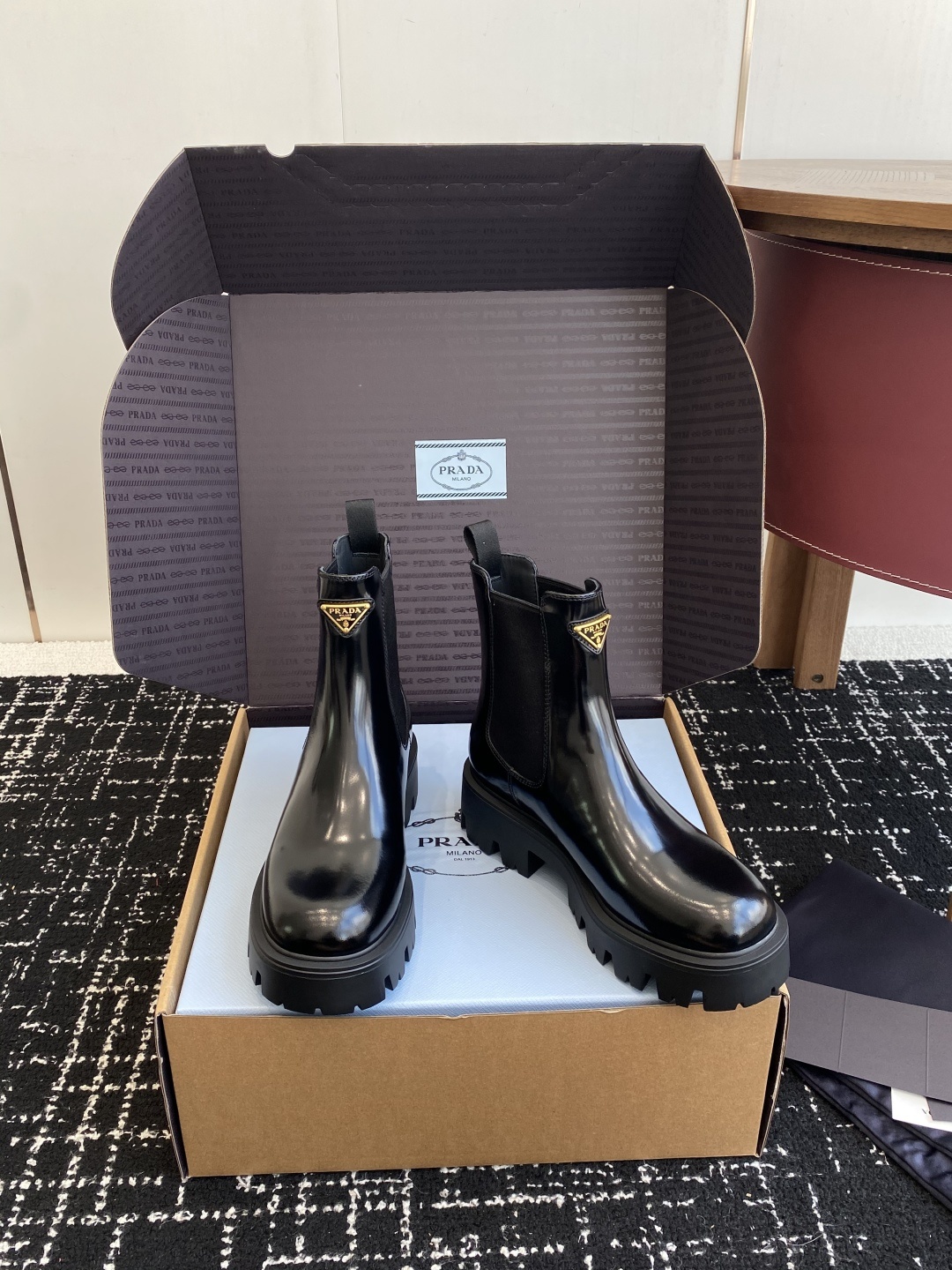 东莞代购级(⚠️官网同步✈️盒包装)PRADA 25ss 秋冬新款三角标短靴 顶级版本经典三角标装饰 鞋