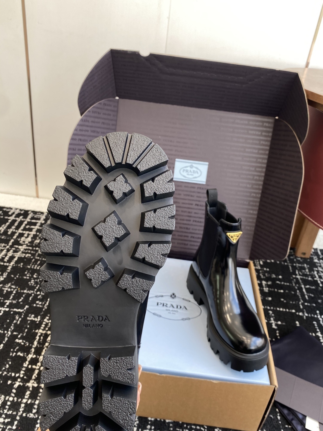 东莞代购级(⚠️官网同步✈️盒包装)PRADA 25ss 秋冬新款三角标短靴 顶级版本经典三角标装饰 鞋