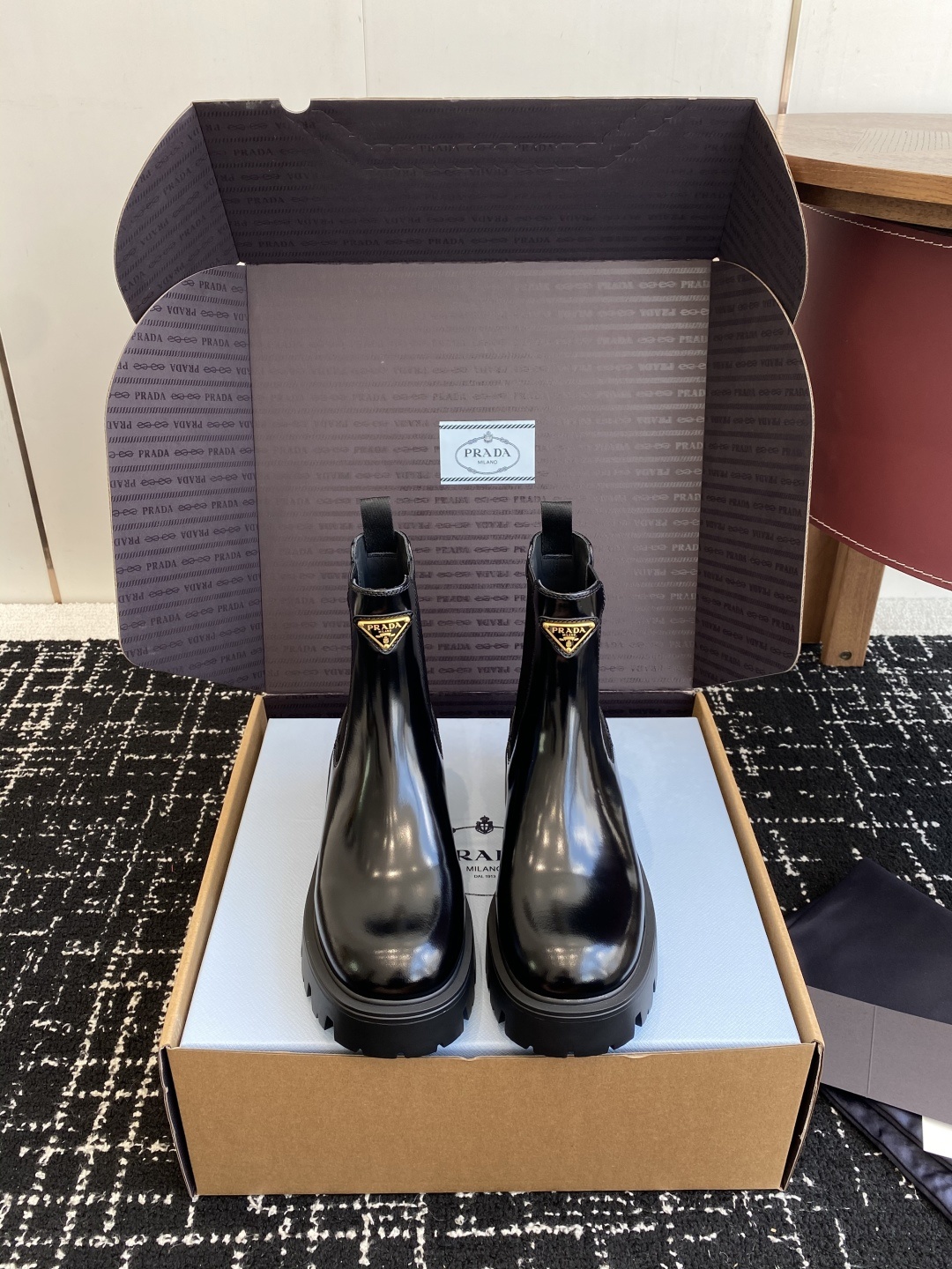 东莞代购级(⚠️官网同步✈️盒包装)PRADA 25ss 秋冬新款三角标短靴 顶级版本经典三角标装饰 鞋
