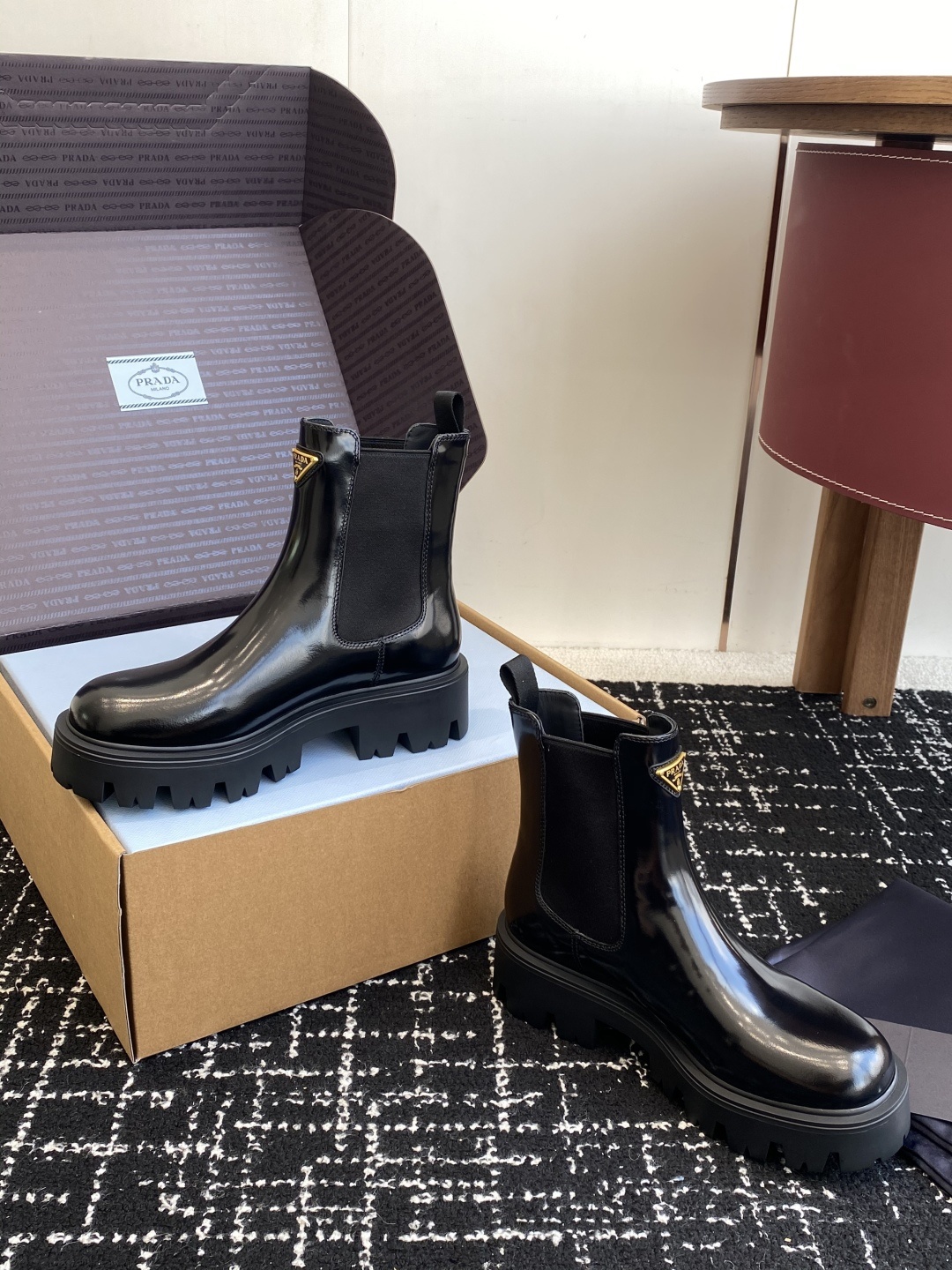 东莞代购级(⚠️官网同步✈️盒包装)PRADA 25ss 秋冬新款三角标短靴 顶级版本经典三角标装饰 鞋