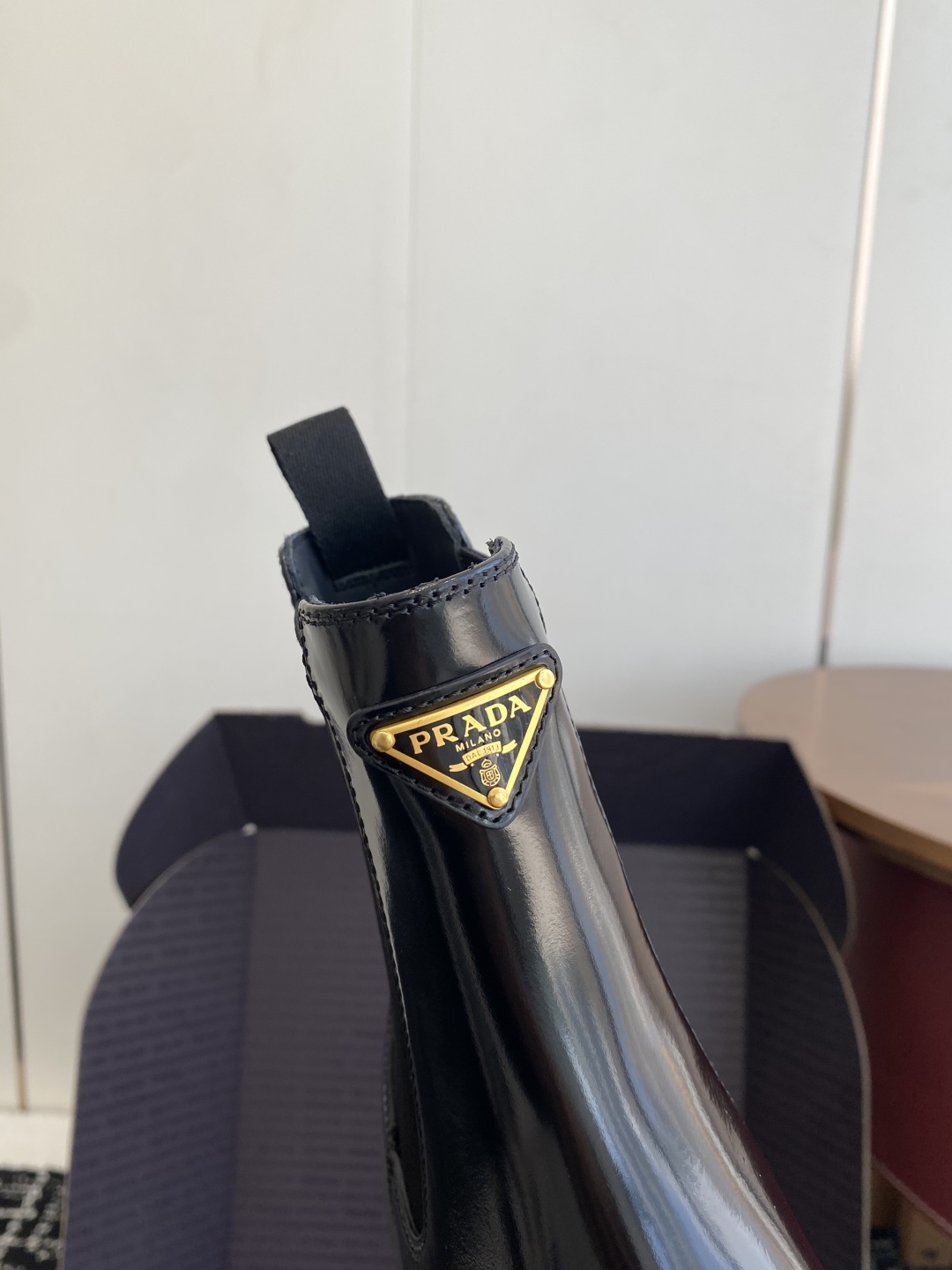 东莞代购级(⚠️官网同步✈️盒包装)PRADA 25ss 秋冬新款三角标短靴 顶级版本经典三角标装饰 鞋