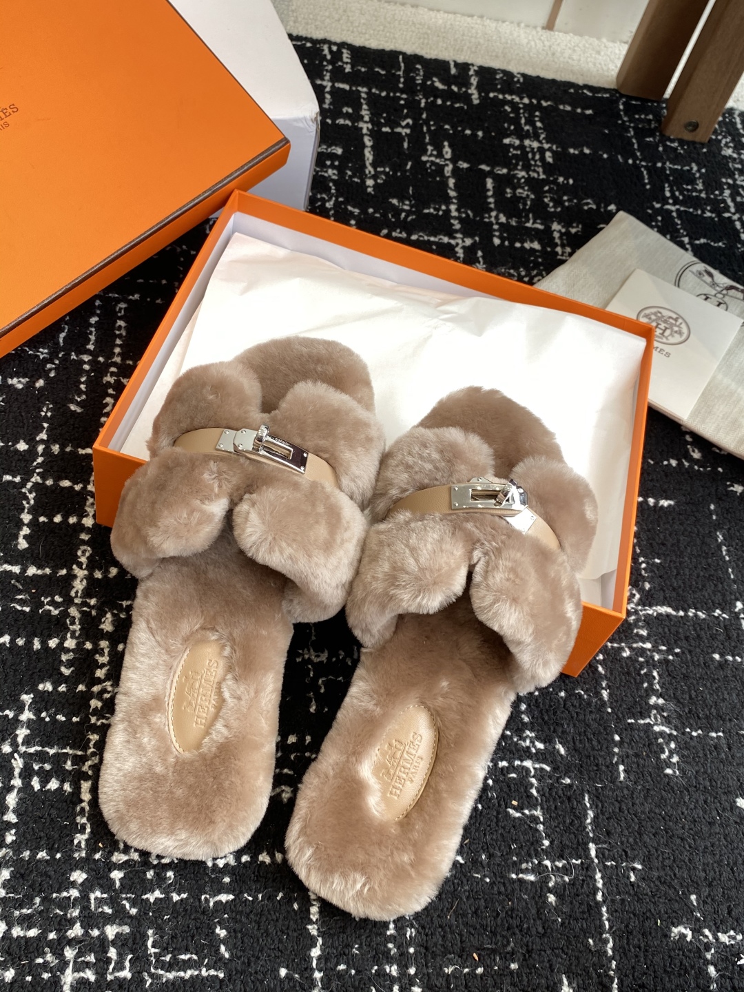 东莞代购级（⚠️官网同步✈️盒包装）爱马仕Hermes 25ss 泰迪毛拖，各大网咖主推款，顶级品质蓬松