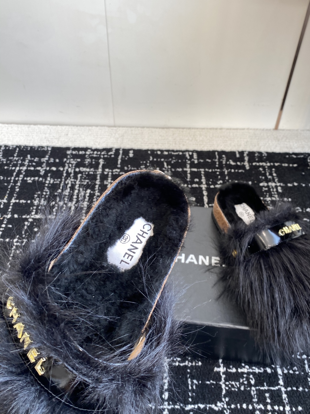 代购级Chanel 香奈儿 经典四季双C毛毛拖鞋 这款毛拖真的是真太可爱了 柔软蓬松的毛毛 舒服暖脚 增