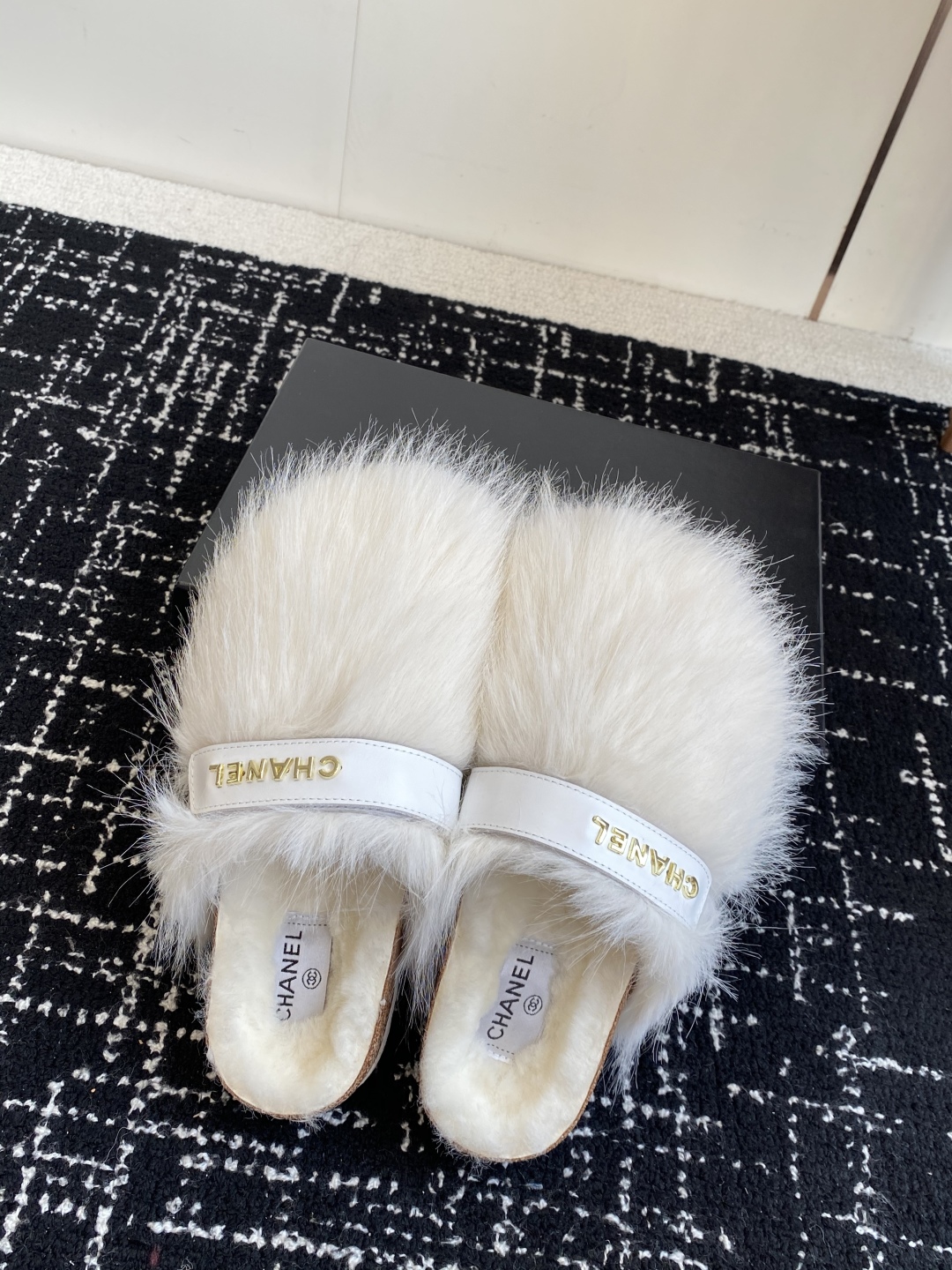 代购级Chanel 香奈儿 经典四季双C毛毛拖鞋 这款毛拖真的是真太可爱了 柔软蓬松的毛毛 舒服暖脚 增