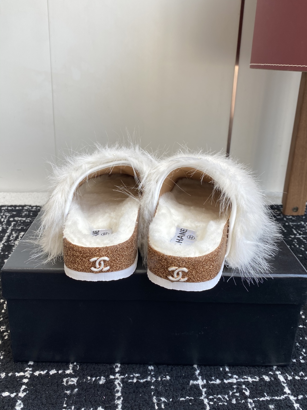 代购级Chanel 香奈儿 经典四季双C毛毛拖鞋 这款毛拖真的是真太可爱了 柔软蓬松的毛毛 舒服暖脚 增