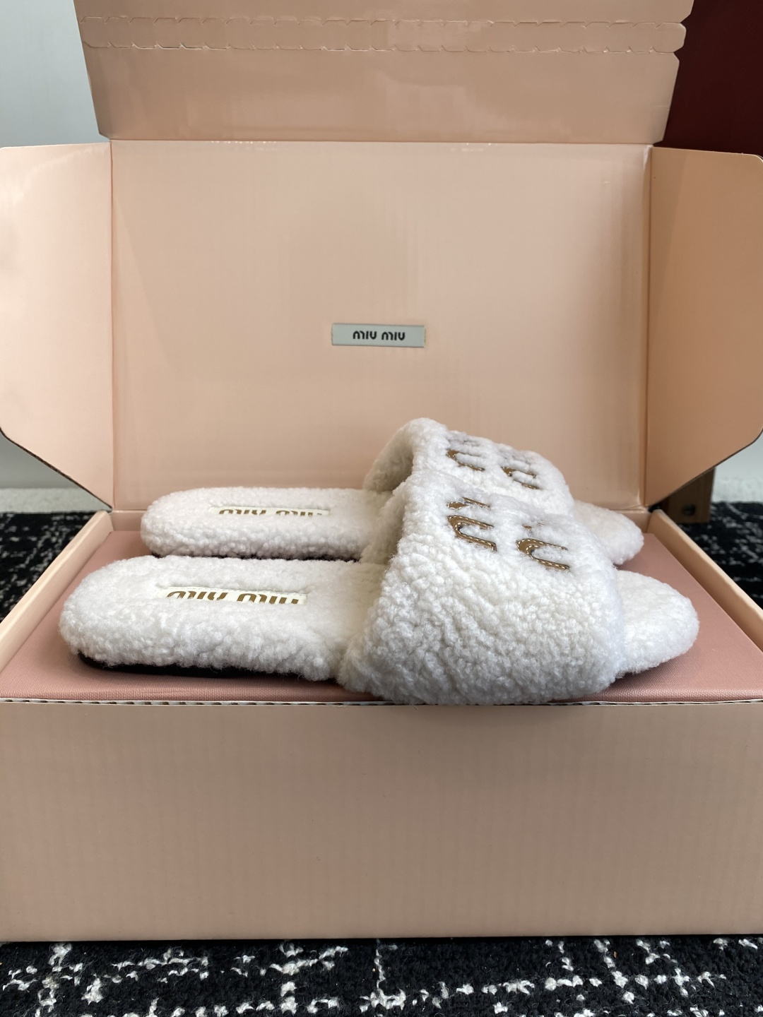 东莞代购级（⚠️官网同步✈️盒包装）Miu Miu 25ss 秋冬新品毛拖～ 秋冬新宠 百搭时髦单品！不