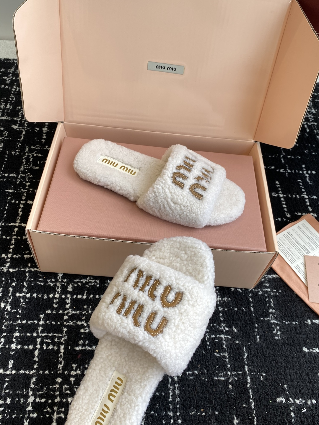 东莞代购级（⚠️官网同步✈️盒包装）Miu Miu 25ss 秋冬新品毛拖～ 秋冬新宠 百搭时髦单品！不