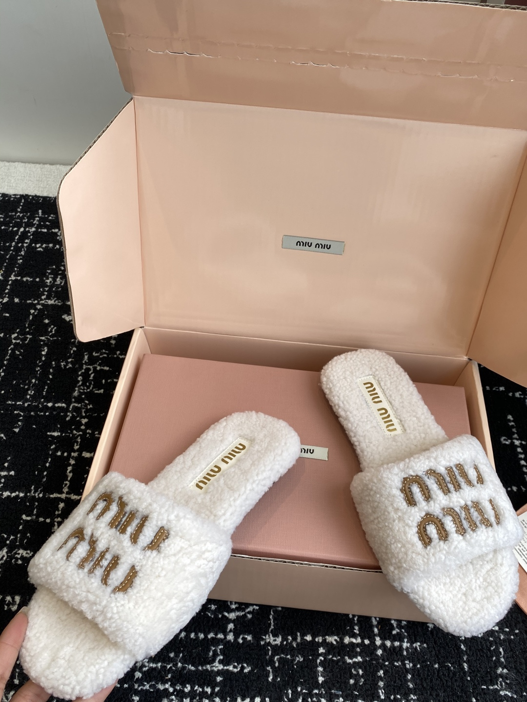 东莞代购级（⚠️官网同步✈️盒包装）Miu Miu 25ss 秋冬新品毛拖～ 秋冬新宠 百搭时髦单品！不