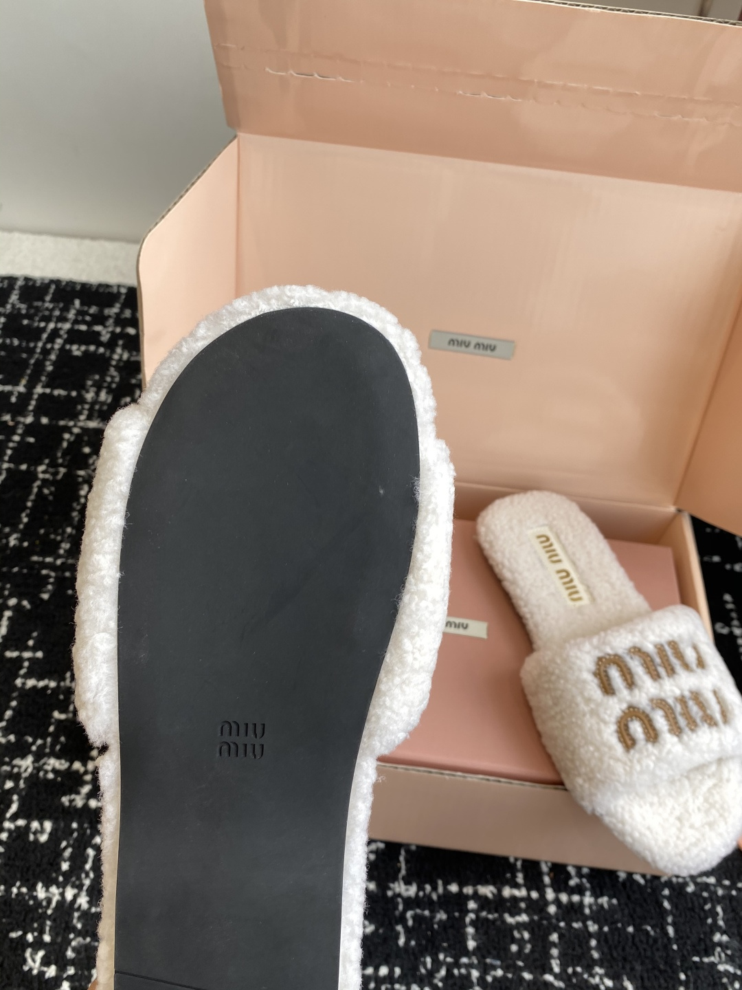 东莞代购级（⚠️官网同步✈️盒包装）Miu Miu 25ss 秋冬新品毛拖～ 秋冬新宠 百搭时髦单品！不