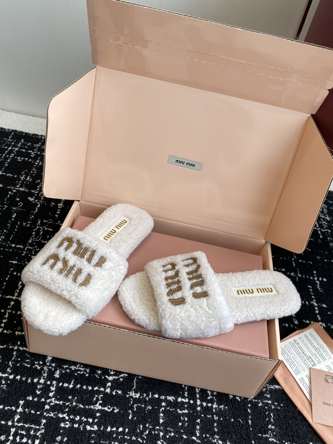 东莞代购级（⚠️官网同步✈️盒包装）Miu Miu 25ss 秋冬新品毛拖～ 秋冬新宠 百搭时髦单品！不