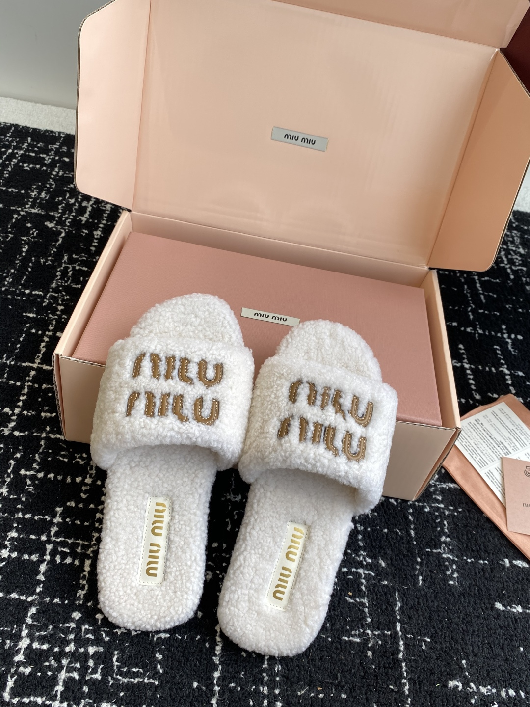 东莞代购级（⚠️官网同步✈️盒包装）Miu Miu 25ss 秋冬新品毛拖～ 秋冬新宠 百搭时髦单品！不