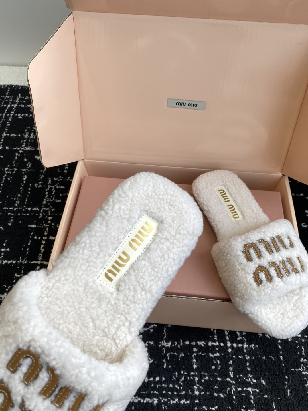 东莞代购级（⚠️官网同步✈️盒包装）Miu Miu 25ss 秋冬新品毛拖～ 秋冬新宠 百搭时髦单品！不