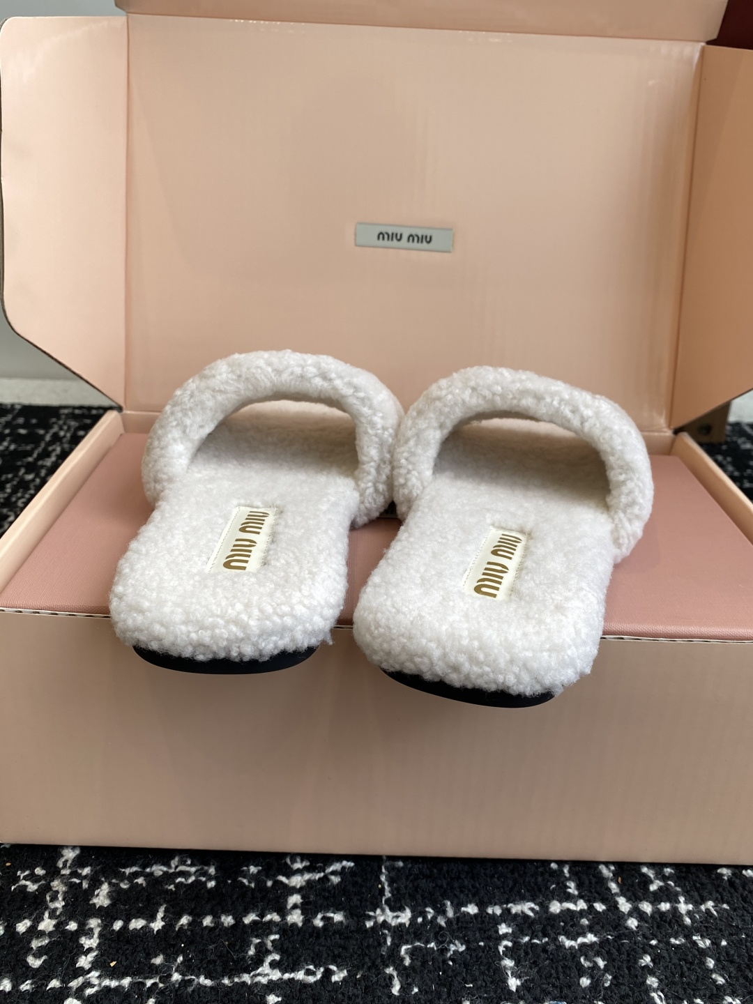 东莞代购级（⚠️官网同步✈️盒包装）Miu Miu 25ss 秋冬新品毛拖～ 秋冬新宠 百搭时髦单品！不