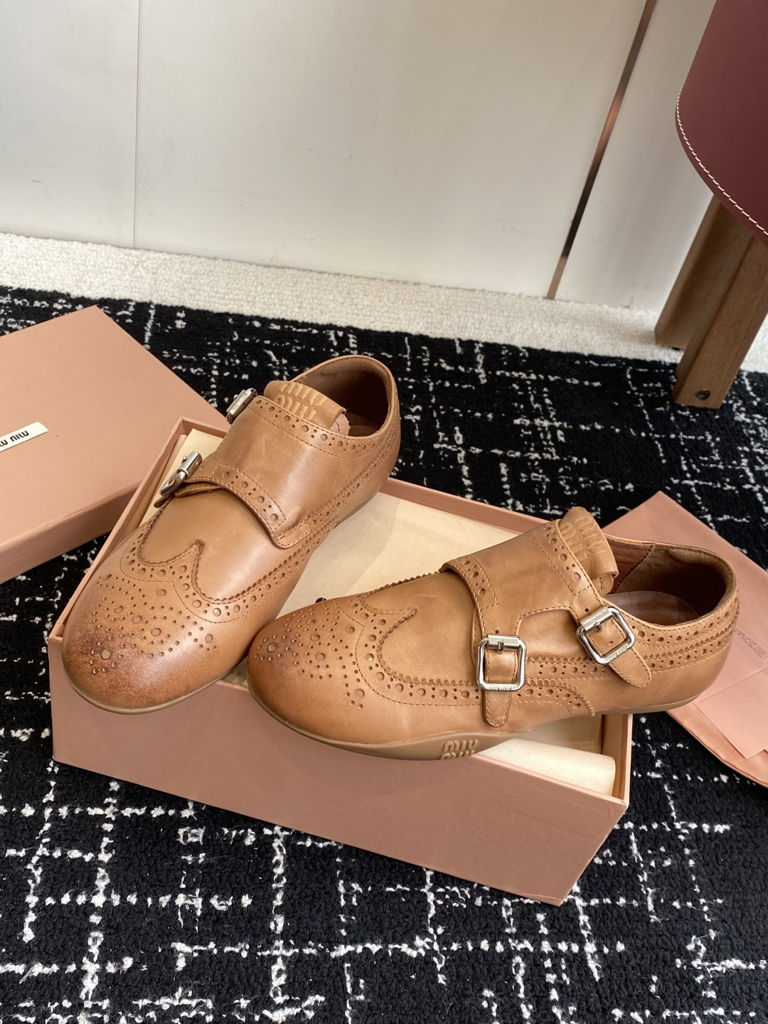 代购级Miu Miu 25ss 春夏新款 复古 德训 休闲鞋 秀场工艺来自Miu Miu系列的细节特写 