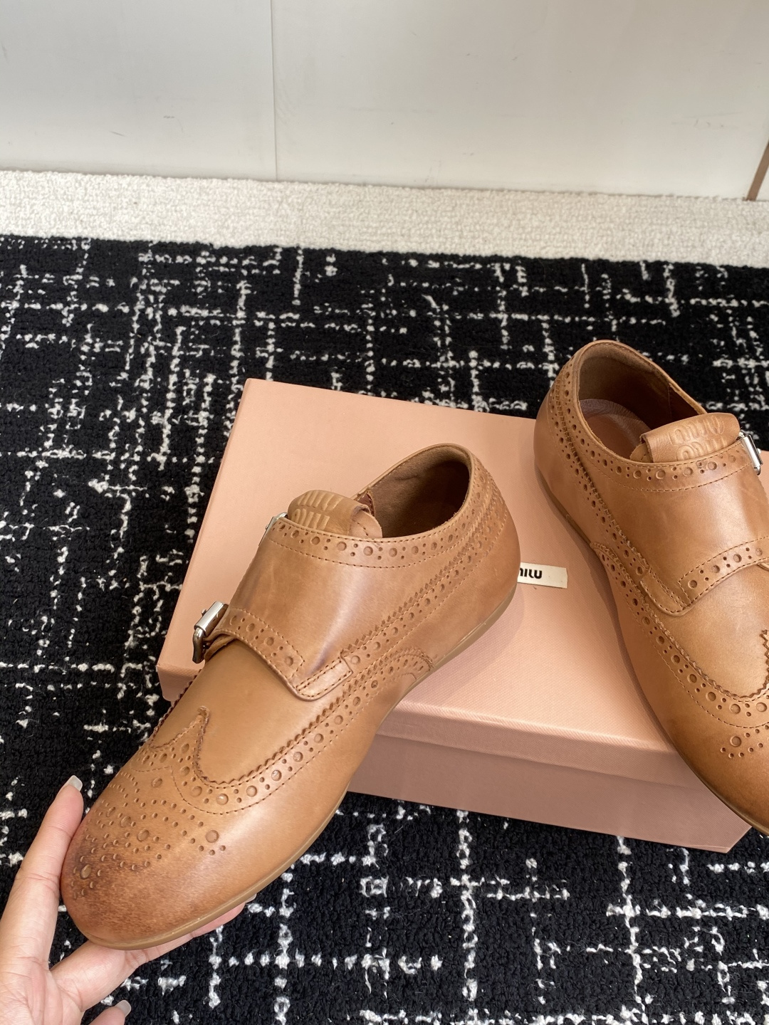 代购级Miu Miu 25ss 春夏新款 复古 德训 休闲鞋 秀场工艺来自Miu Miu系列的细节特写 