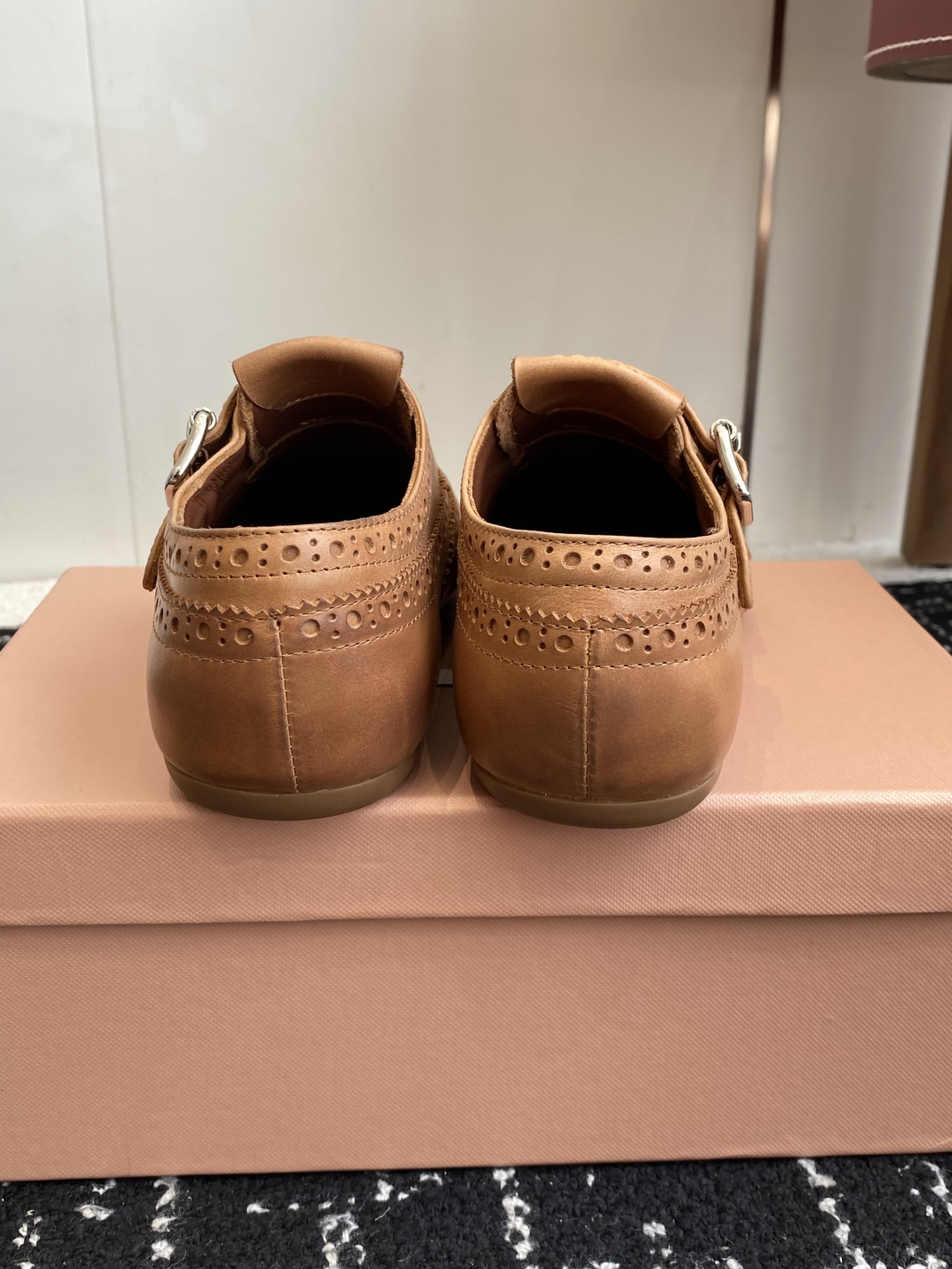 代购级Miu Miu 25ss 春夏新款 复古 德训 休闲鞋 秀场工艺来自Miu Miu系列的细节特写 