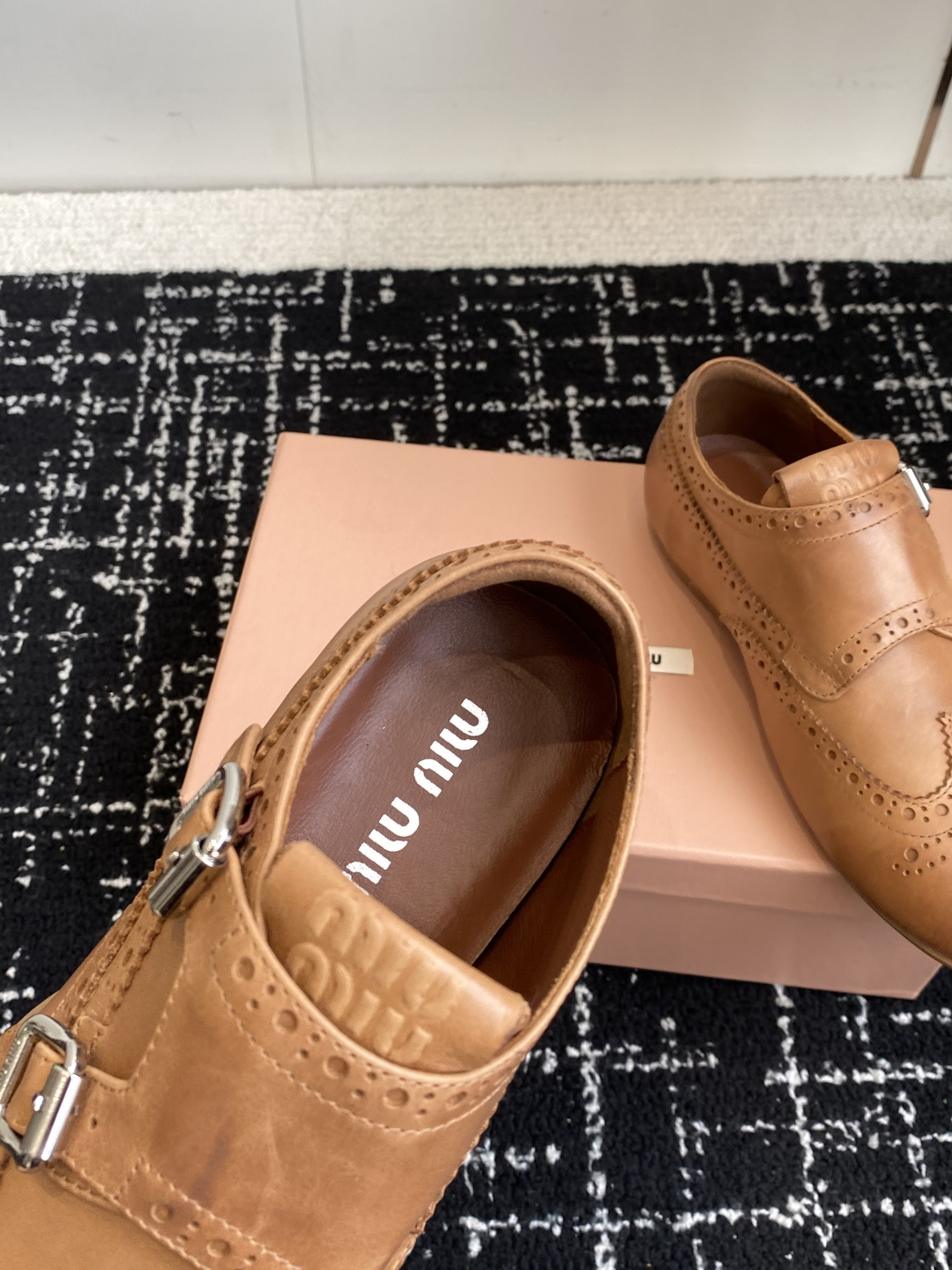 代购级Miu Miu 25ss 春夏新款 复古 德训 休闲鞋 秀场工艺来自Miu Miu系列的细节特写 