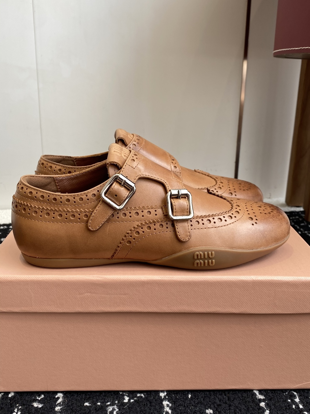 代购级Miu Miu 25ss 春夏新款 复古 德训 休闲鞋 秀场工艺来自Miu Miu系列的细节特写 