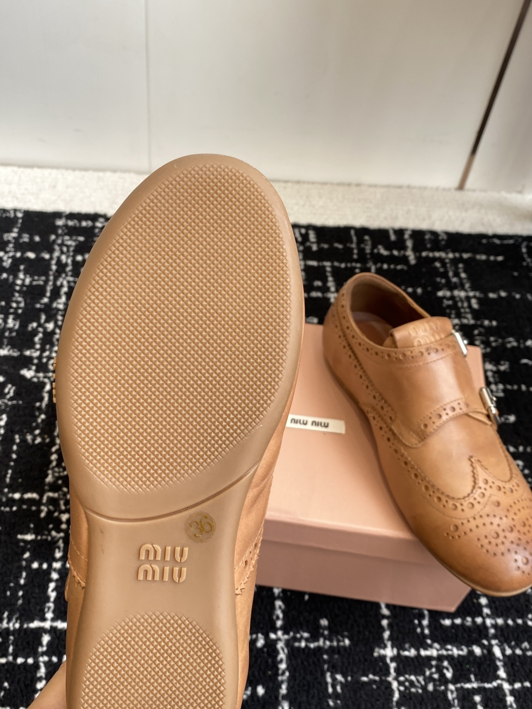 代购级Miu Miu 25ss 春夏新款 复古 德训 休闲鞋 秀场工艺来自Miu Miu系列的细节特写 