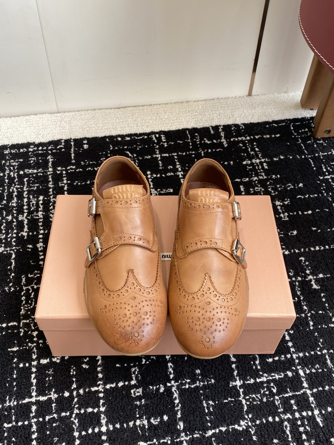 代购级Miu Miu 25ss 春夏新款 复古 德训 休闲鞋 秀场工艺来自Miu Miu系列的细节特写 