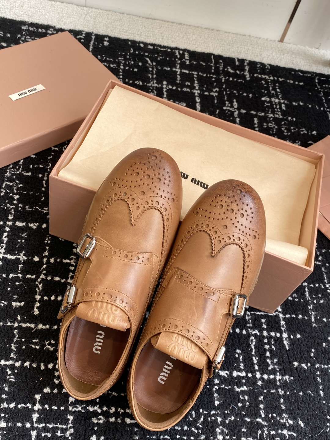 代购级Miu Miu 25ss 春夏新款 复古 德训 休闲鞋 秀场工艺来自Miu Miu系列的细节特写 