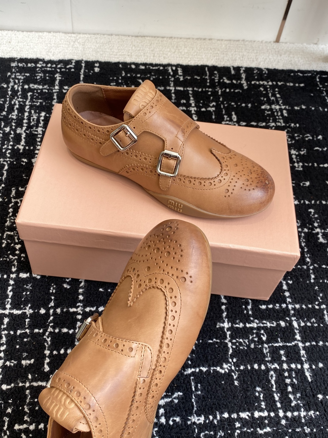 代购级Miu Miu 25ss 春夏新款 复古 德训 休闲鞋 秀场工艺来自Miu Miu系列的细节特写 