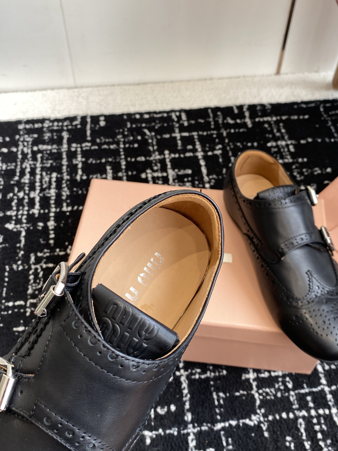 代购级Miu Miu 25ss 春夏新款 复古 德训 休闲鞋 秀场工艺来自Miu Miu系列的细节特写 