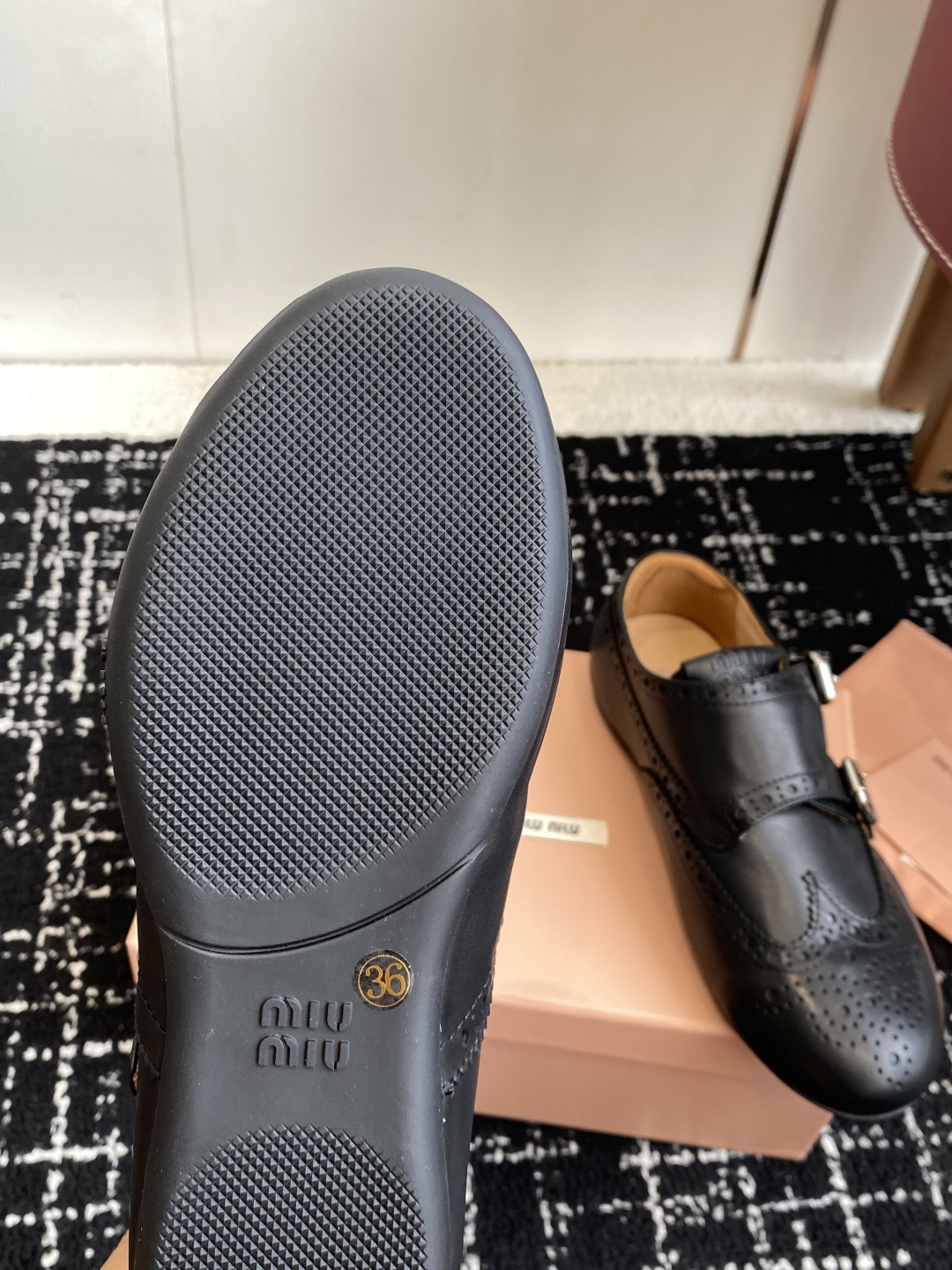 代购级Miu Miu 25ss 春夏新款 复古 德训 休闲鞋 秀场工艺来自Miu Miu系列的细节特写 